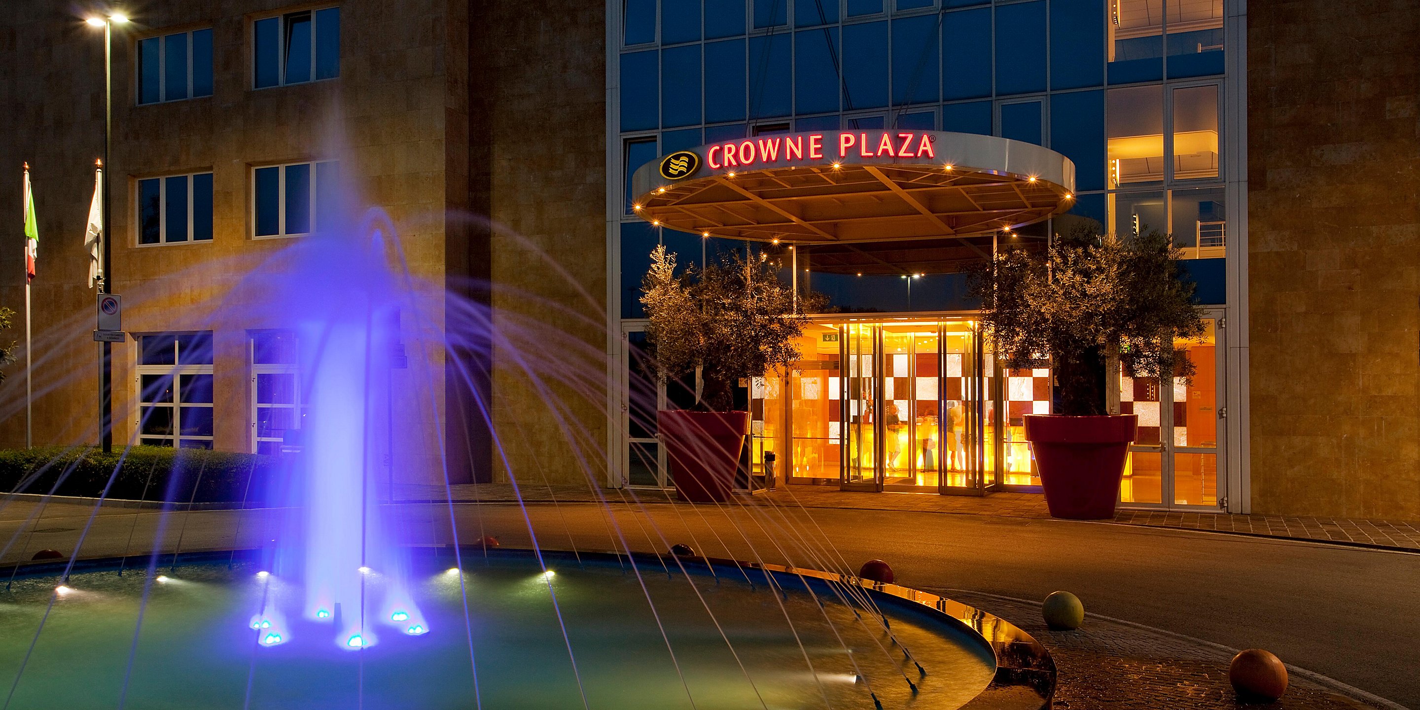 crowne-plaza-padova-entrance-2532937436-2x1